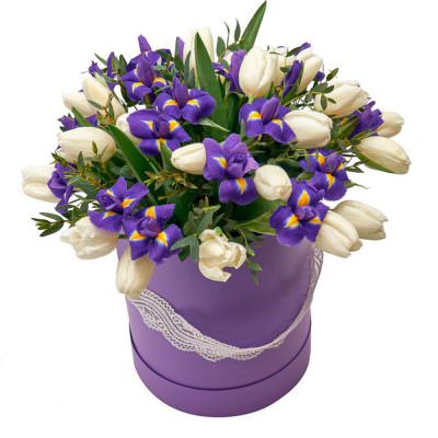 Шляпная коробка с ирисами и тюльпанами «Мелодия»