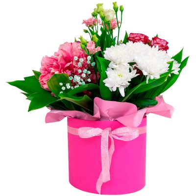 Цветочная композиция в шляпной коробке «Рассветный бриз»